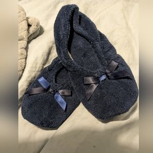 NWOT Isotoner slippers small 5-6 blue